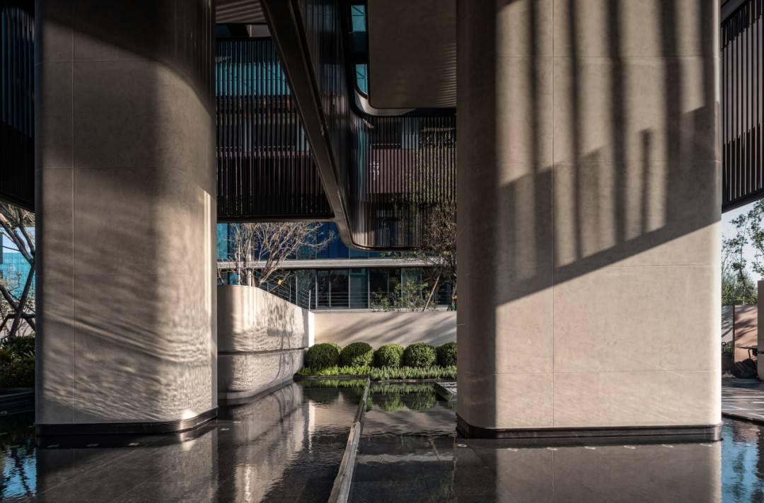 091_建筑立面_无边框全面屏建筑，从手工打磨的白世贸花岗